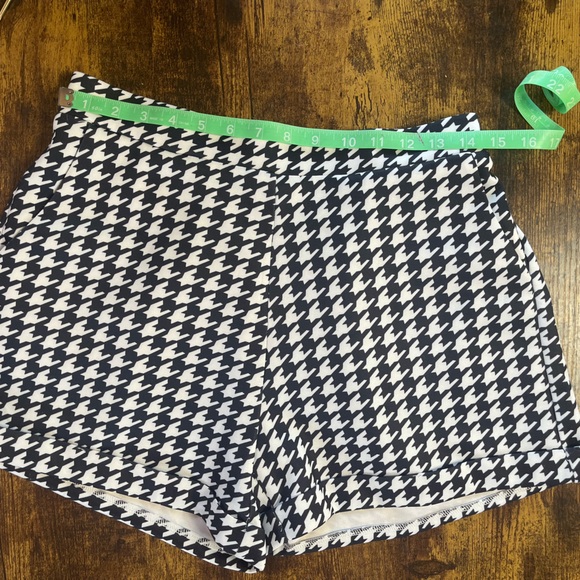 Stylish Black and White Houndstooth Women's Blazer and Shorts Two Piece Suit - Picture 4 of 8
